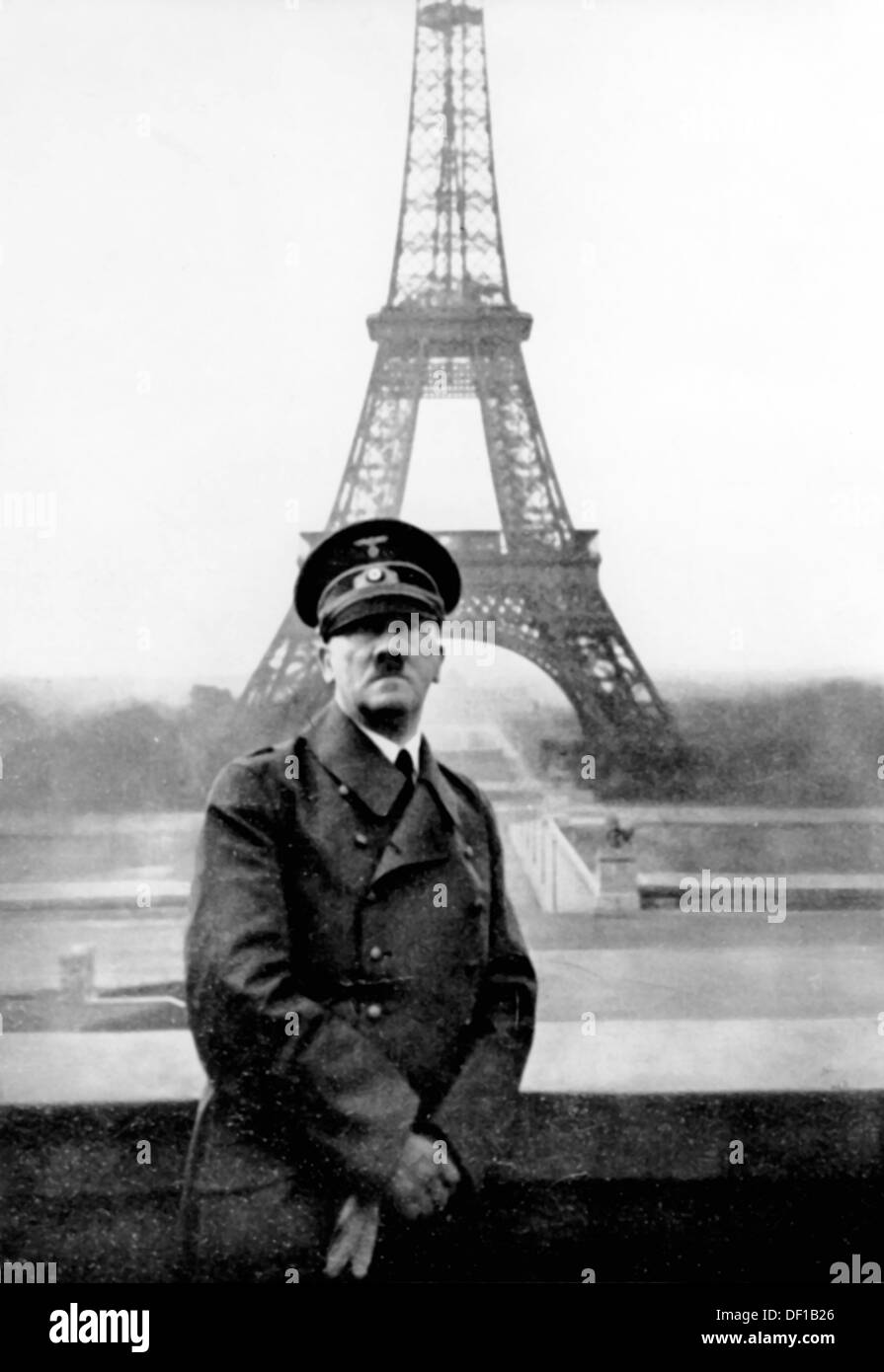 L'immagine della Propaganda nazista! Mostra Adolf Hitler di fronte alla Torre Eiffel a Parigi, in Francia, occupata dalle truppe tedesche, il 28 giugno 1940. Fotoarchiv für Zeitgeschichte Foto Stock