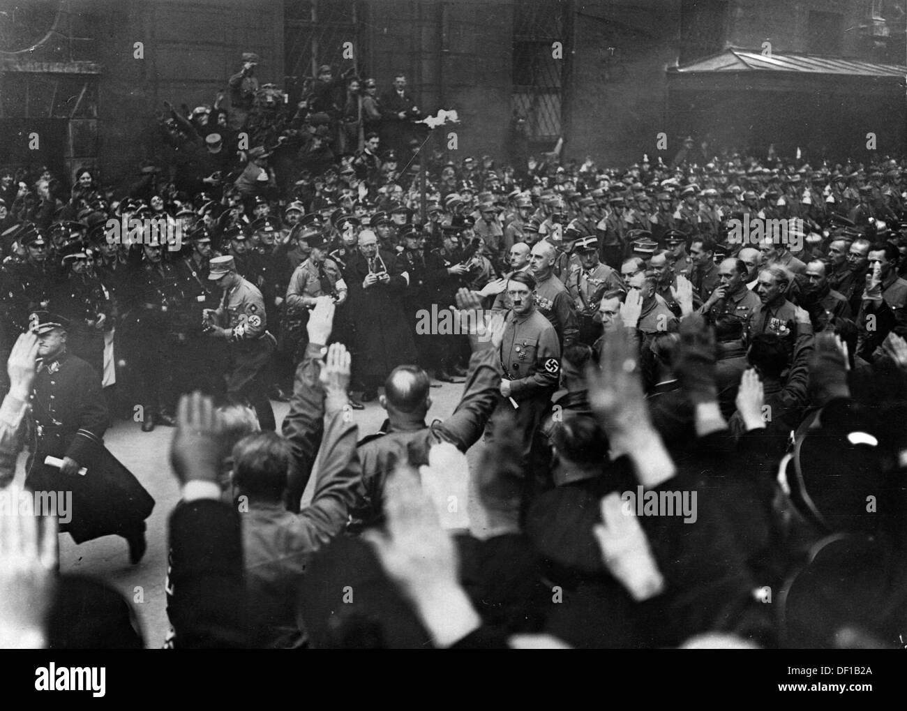L'immagine della Propaganda nazista! Mostra Adolf Hitler che guida i suoi sostenitori attraverso Monaco di Baviera, Germania, in una marcia storica in occasione della commemorazione della Sala della birra Putsch del 9 novembre 1923, il 9 novembre (anno sconosciuto). A destra di Hitler: Hermann Göring. Fotoarchiv für Zeitgeschichte Foto Stock