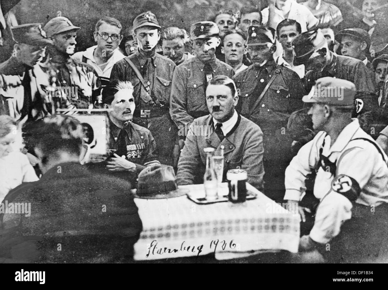Adolf Hitler viene fotografato con i suoi sostenitori a Starnberg, in Germania, nel 1926. Fotoarchiv für Zeitgeschichte Foto Stock