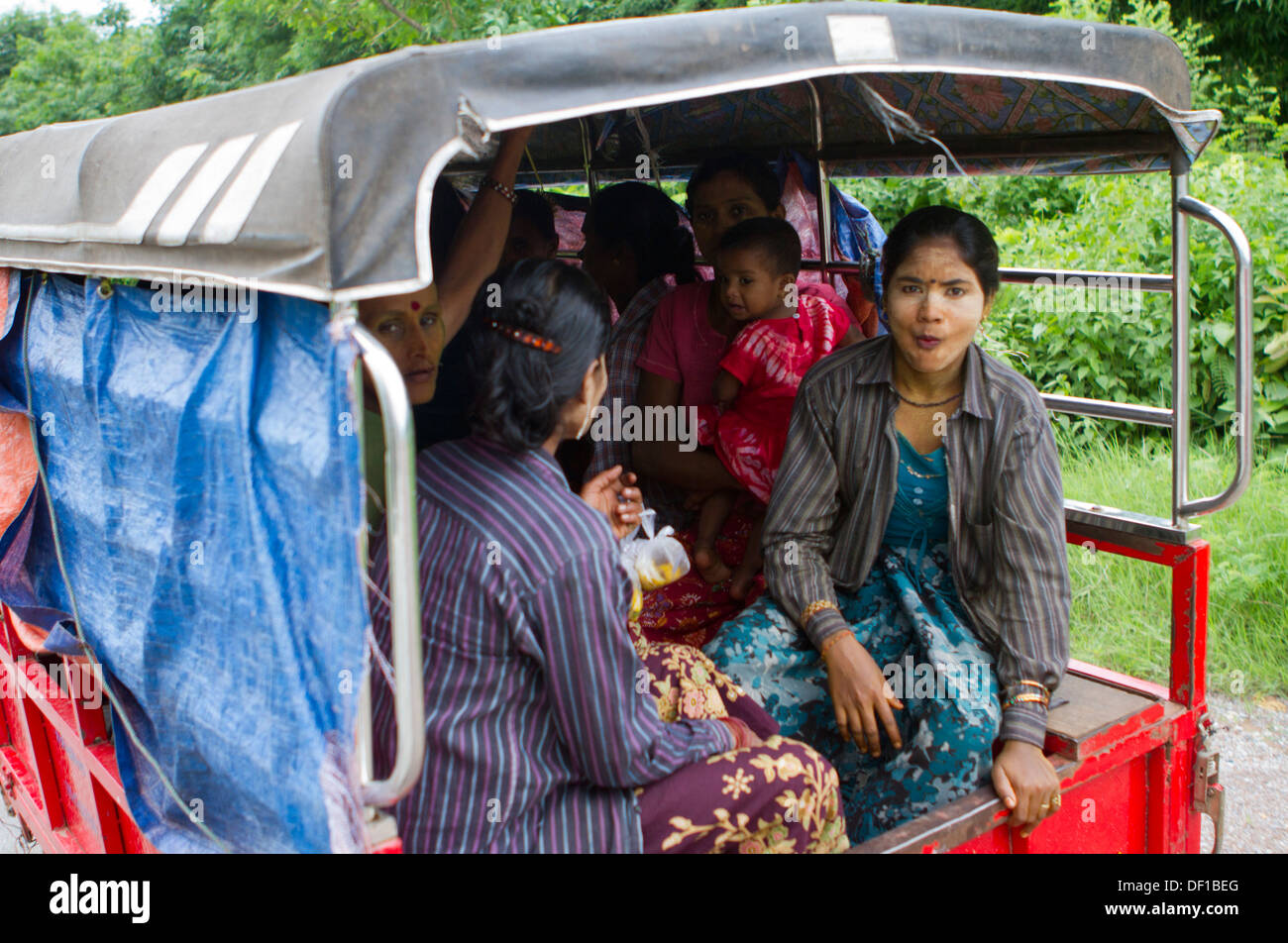 Le donne viaggiare nel retro di un camion nei pressi di Hpa-an, la Birmania. Foto Stock