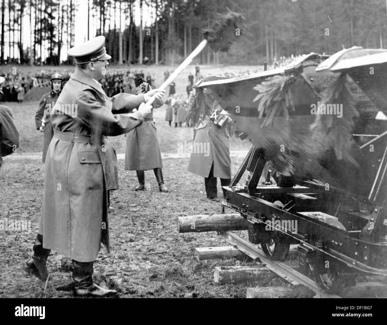 Adolf Hitler viene raffigurato in occasione della cerimonia inaugurale che ha avviato la costruzione del Reichsautobahn a Walserberg in Austria poco dopo la sua annessione al Reich tedesco, il 7 aprile 1938. La Propaganda nazista! Sul retro dell'immagine si legge: 'Il Führer gira la prima zolla per la prima Autobahn d'Austria a Walser Berg nei pressi di Salisburgo, il 1938 aprile. Il Führer gira la prima zolla.' Fotoarchiv für Zeitgeschichte Foto Stock