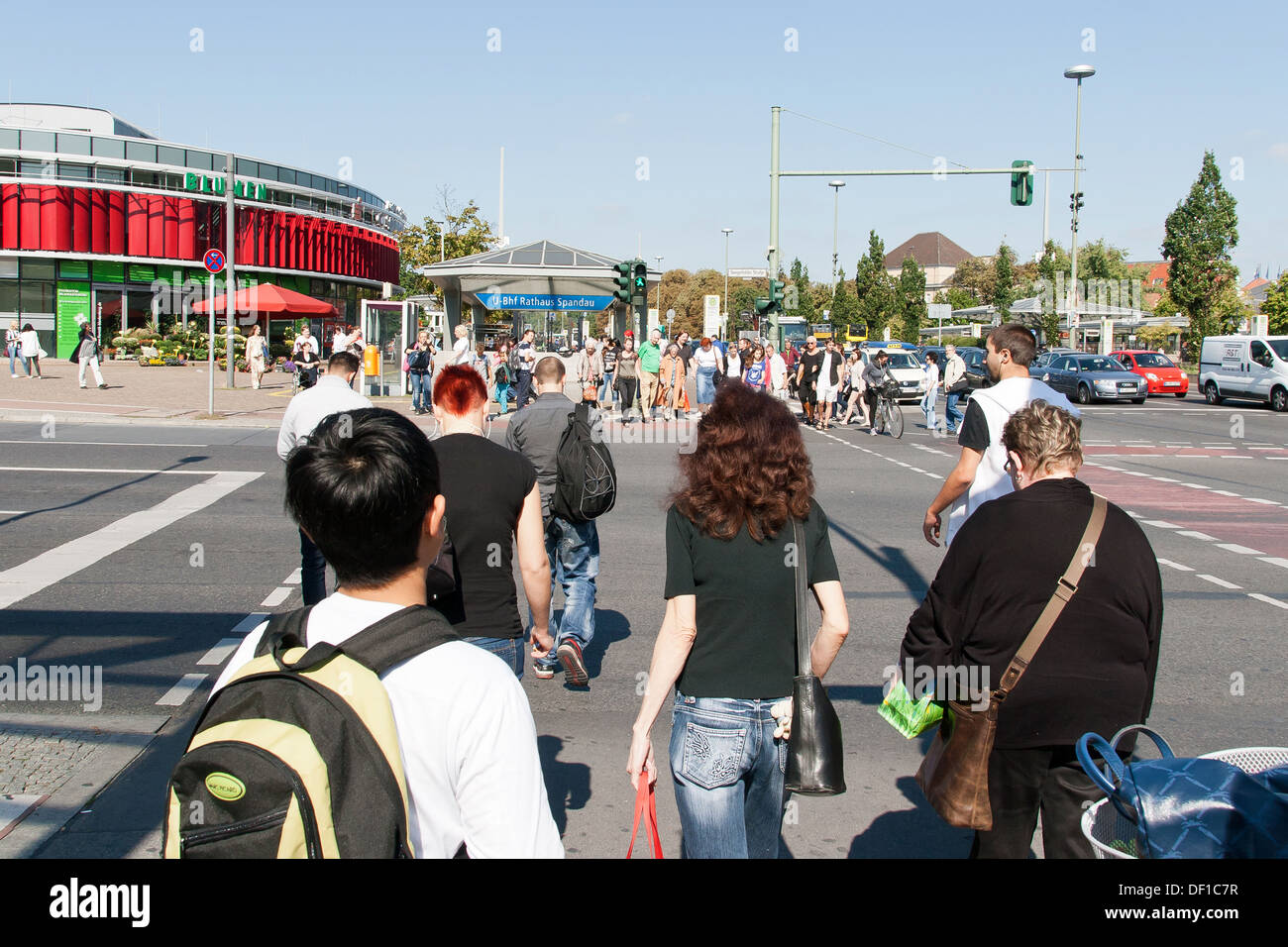 Pedoni che attraversano la strada a Berlino, Germania Foto Stock