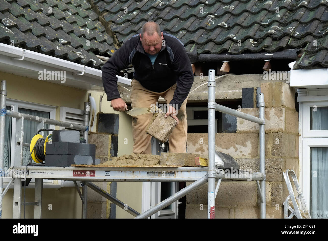 Un costruttore di costruire una nuova porta. Foto Stock