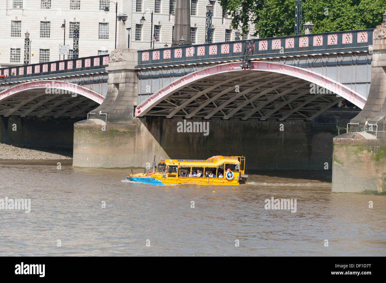 Barca anfibio con i turisti in viaggio a monte sotto Lambeth Bridge sul fiume Tamigi nel centro di Londra Foto Stock