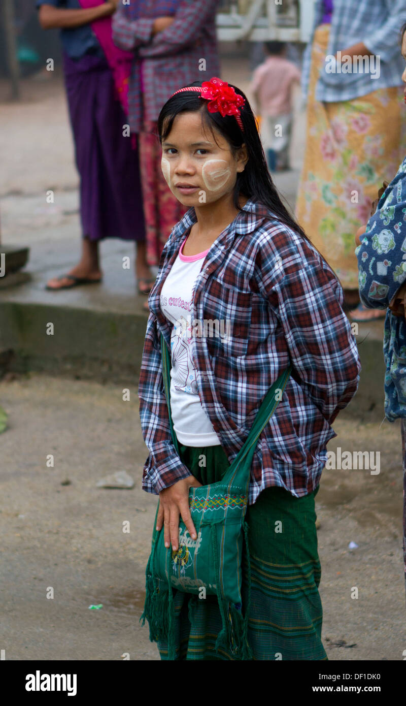 Una donna si erge sulla strada a Kinpun, Birmania. Foto Stock