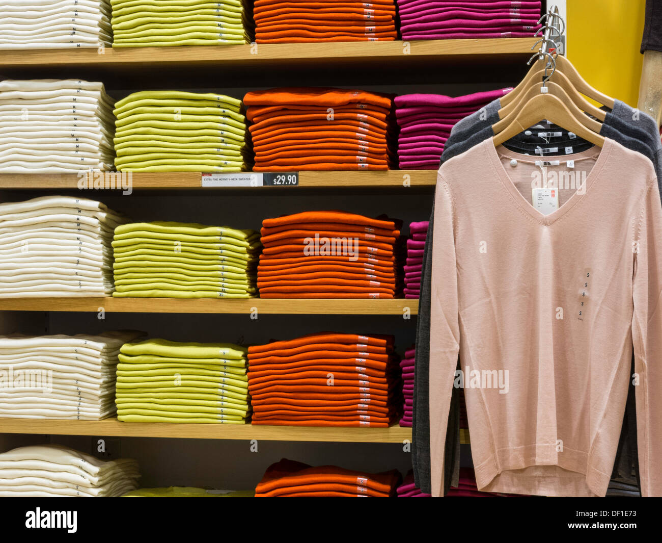 Maglione Display, Uni Qio negozio di abbigliamento interno, 34th Street, New York Foto Stock