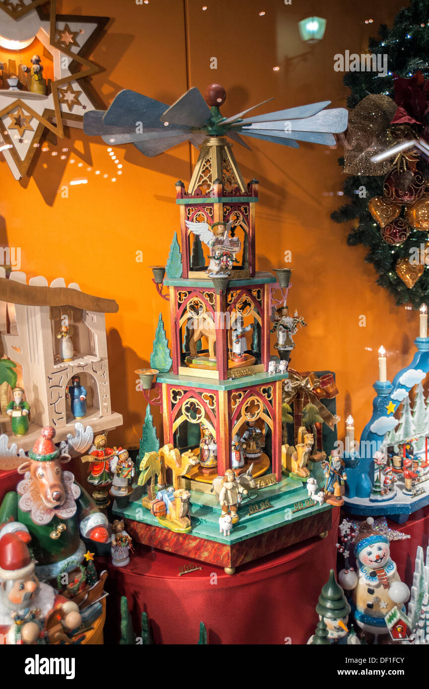 Decorazioni per le vacanze all'interno di Kathe G. Wohlfart store, piramide in legno, mercato di Natale, Rudesheim, Germania Foto Stock