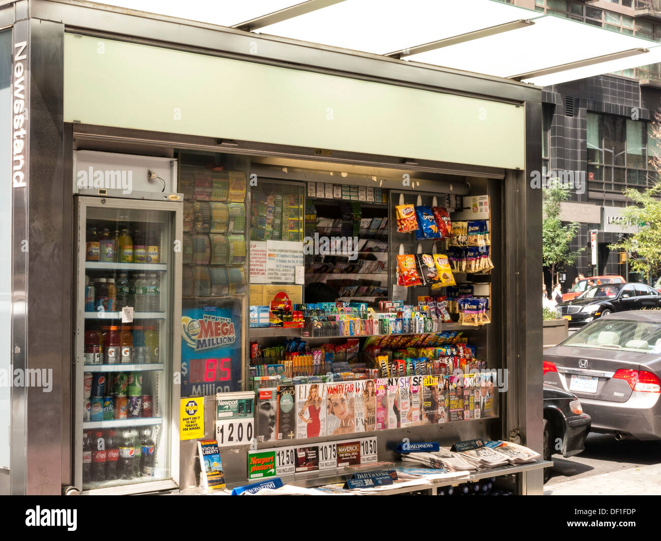 Il marciapiede News Stand, Candy, riviste, NYC Foto Stock