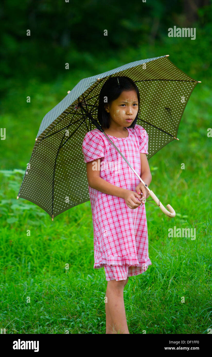 Una ragazza birmano sotto il suo ombrello in Mawlamyine, Birmania. Foto Stock