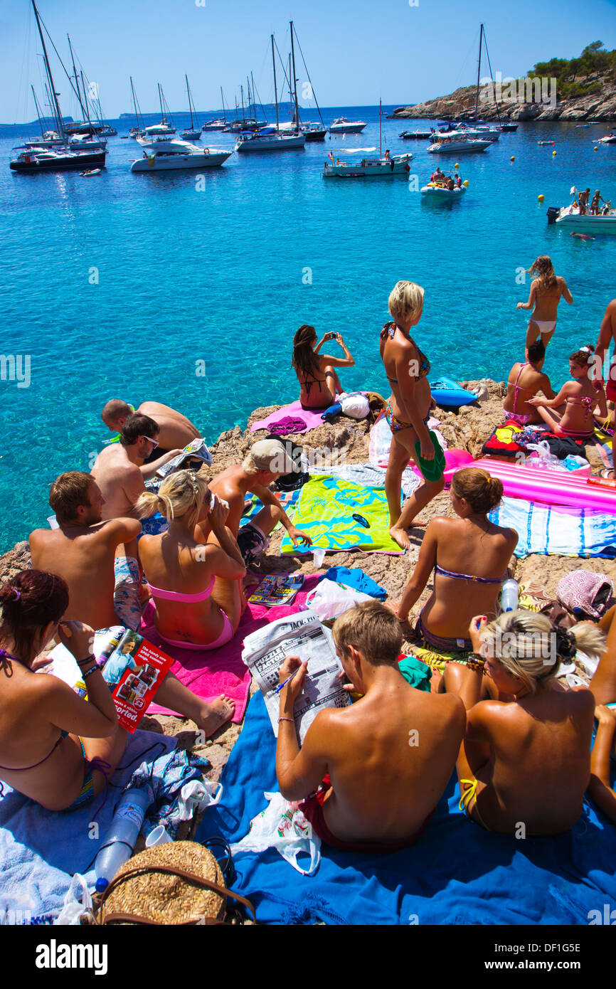 Gruppo di persone sulla spiaggia. Cala Salada beach. Santa Agnés de Corona.  Ibiza. Isole Baleari. Spagna Foto stock - Alamy