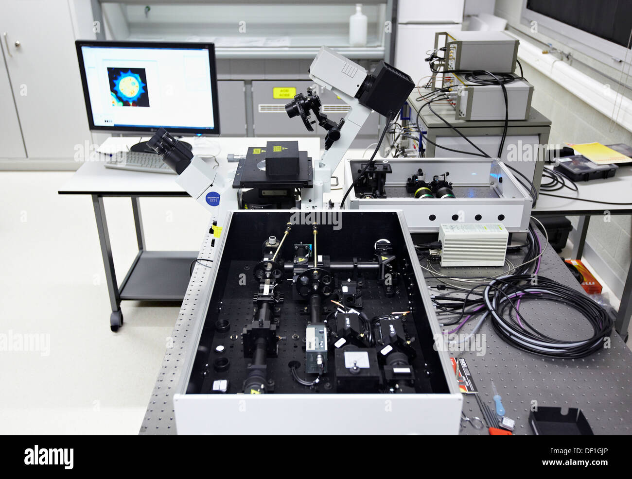 Laboratorio Nanophotonics, confocale microscopio a fluorescenza con sensibilità molecolare, Materiali Centro di Fisica è un giunto Foto Stock