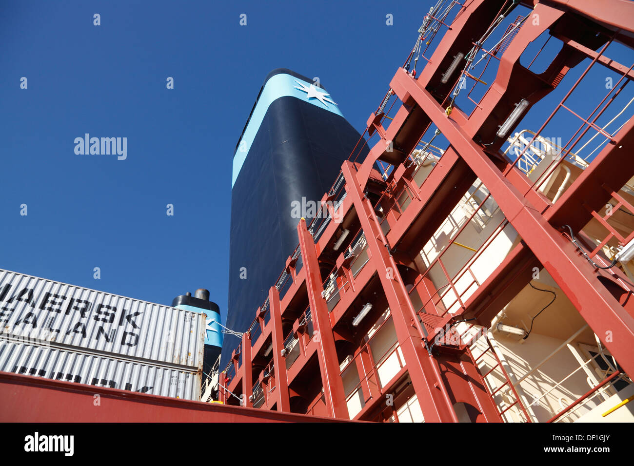 Uno dei due imbuti, contenitori e la baia di strutture su Triple-e maestoso Maersk mentre a Copenhagen per la denominazione ufficiale della cerimonia. Foto Stock