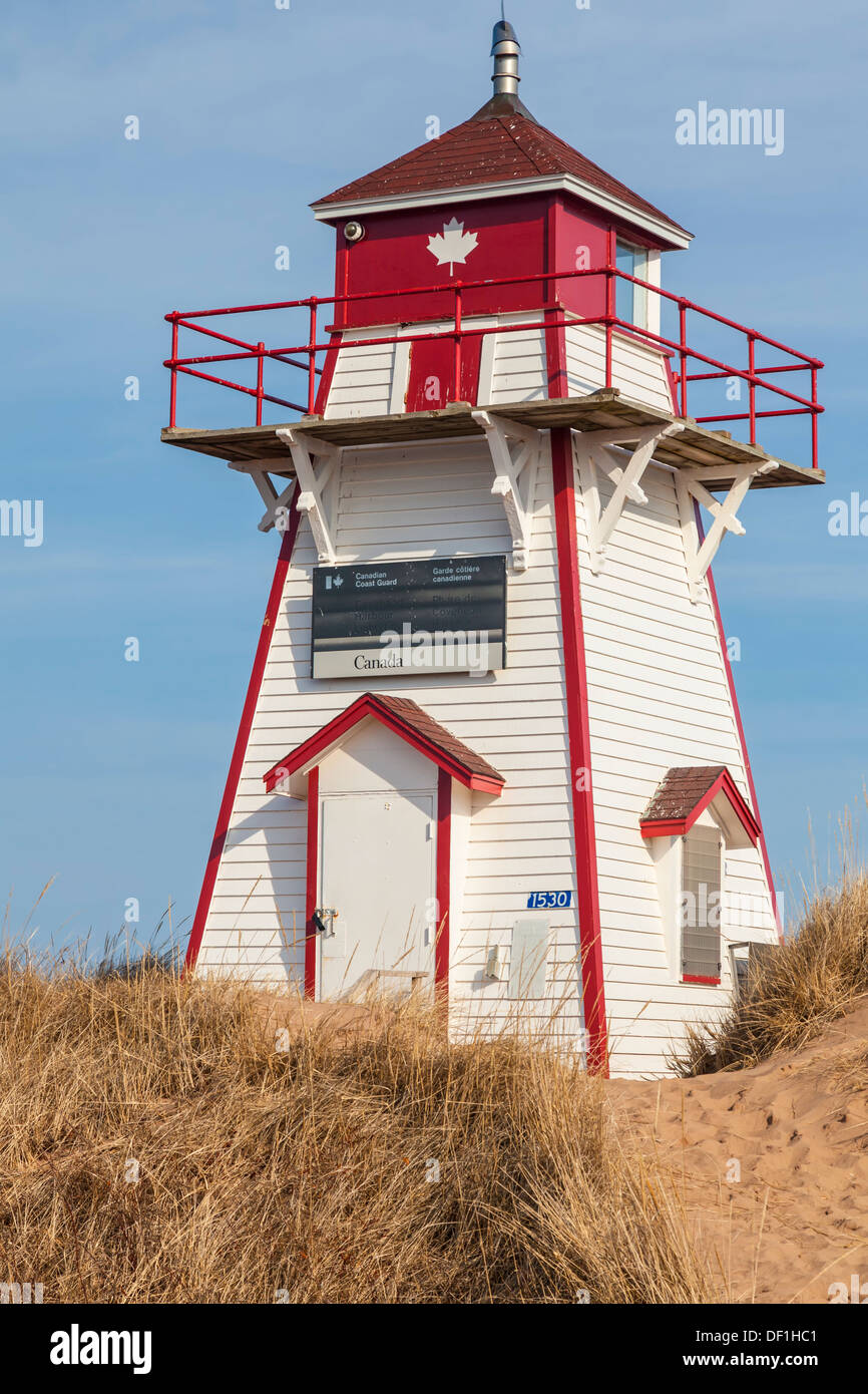 Faro incastonato nelle dune di sabbia a covehead, in pei national park, sulla costa nord di Prince Edward Island, Canada. Foto Stock