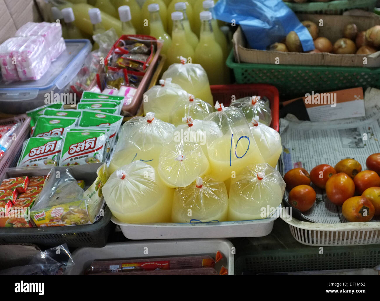 Sacchetti di succo di lime fresco per la vendita su un mercato a Bangkok Foto Stock