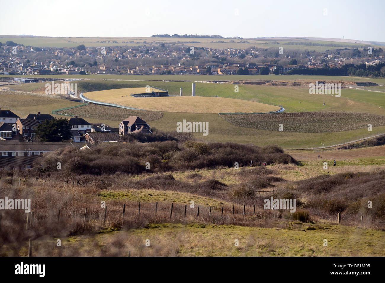 Impianti di trattamento delle acque in Peacehaven, East Sussex con un grande tetto di erba. Foto Stock