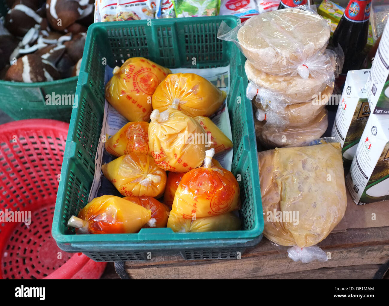 Bustine di zucchero Palm in vendita in un mercato di Bangkok Foto Stock