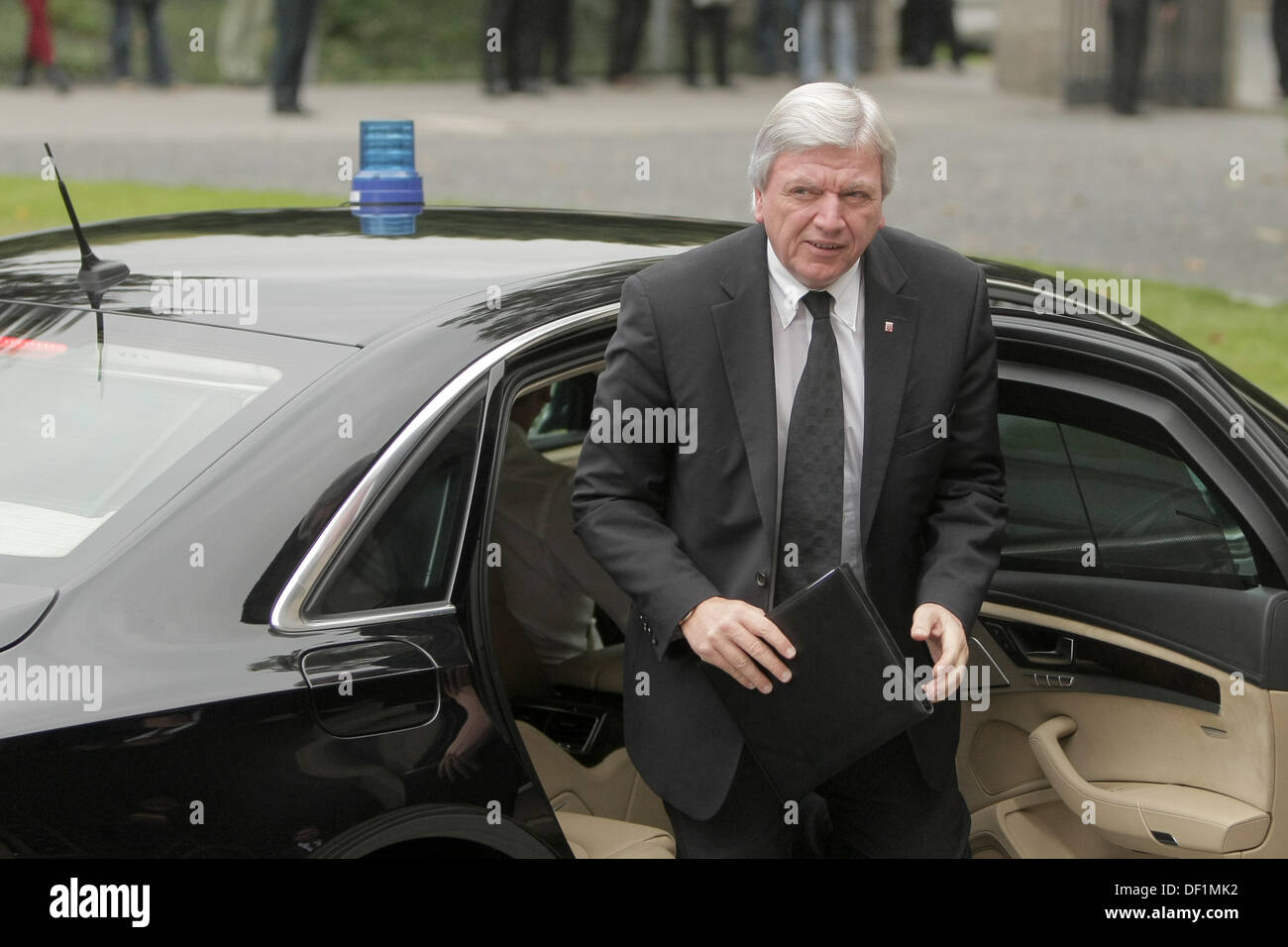 Il Premier di Hesse Volker Bouffier (CDU) arriva presso il servizio funebre per il ritardo critico di letteratura Marcel Reich-Ranicki presso il cimitero principale di Francoforte sul Meno, Germania, 26 settembre 2013. Numerosi oratori di spicco e gli ospiti del funerale addio al cosiddetto 'letteratura Papa scomparso la scorsa settimana all'età 93. Foto: FREDRIK VON ERICHSEN Foto Stock