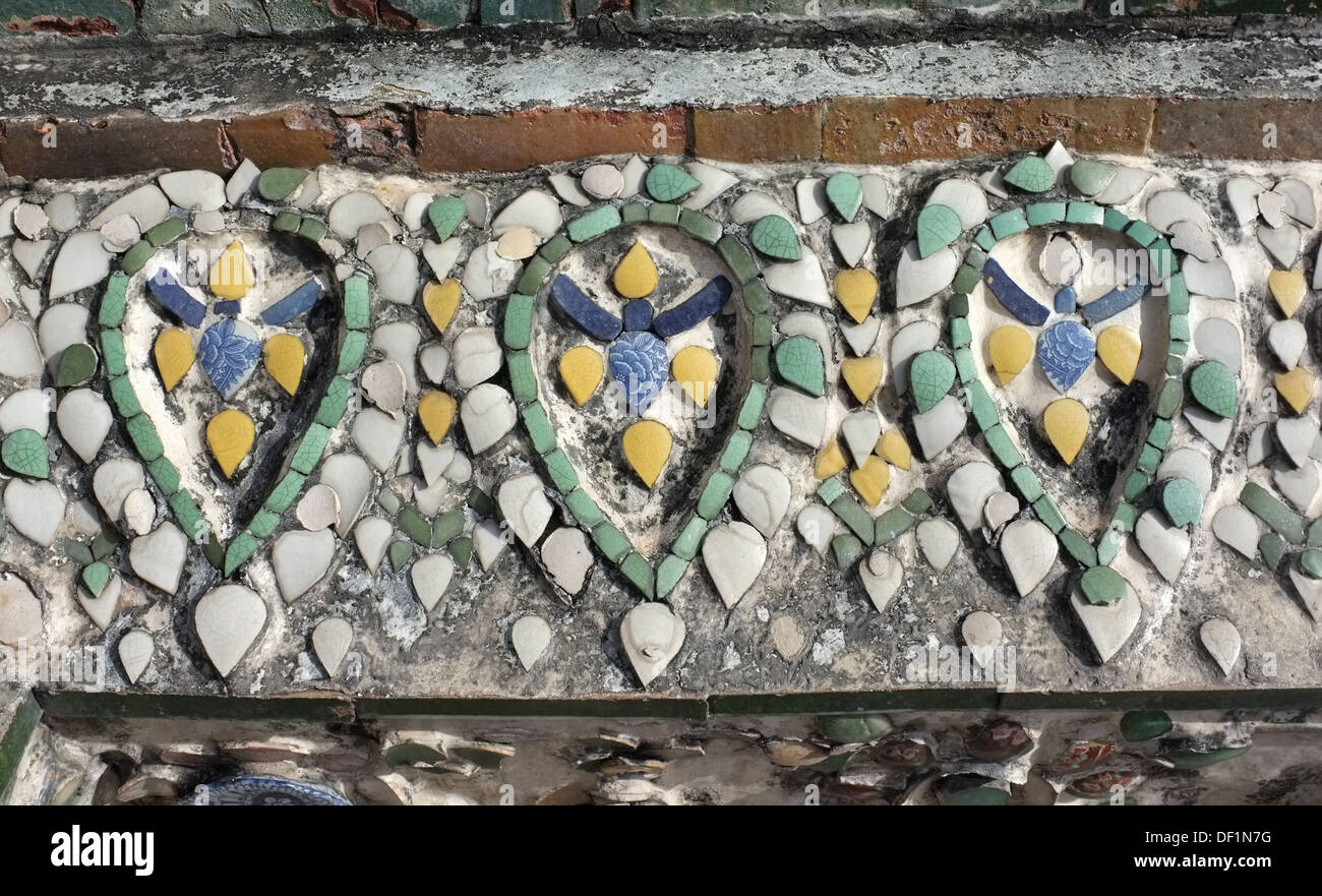 Dettaglio del mosaico tilework al Wat Arun, Bangkok Foto Stock