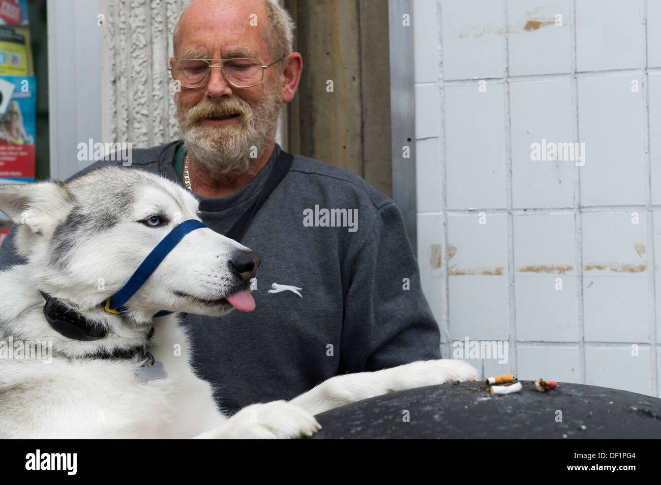 Un uomo con il suo cane. Foto Stock