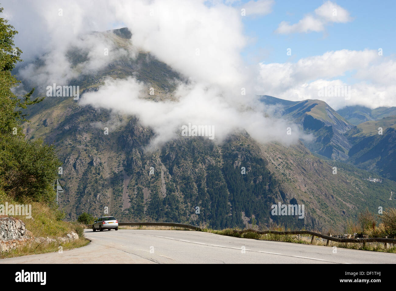 Strada crags outline valley mountains nuvole sky Foto Stock