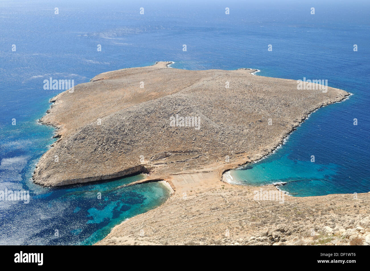 Spiaggia di trachea di Halki Grecia dai Cavalieri di San Giovanni di Chalki castello isola greca Dodecaneso Mar Egeo grecia Europa Foto Stock