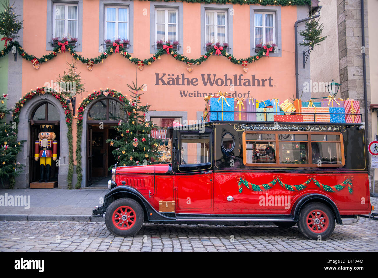 Red carrello al di fuori di Kathe G. Wohlfart del negozio, Rothenburg, Germania Foto Stock