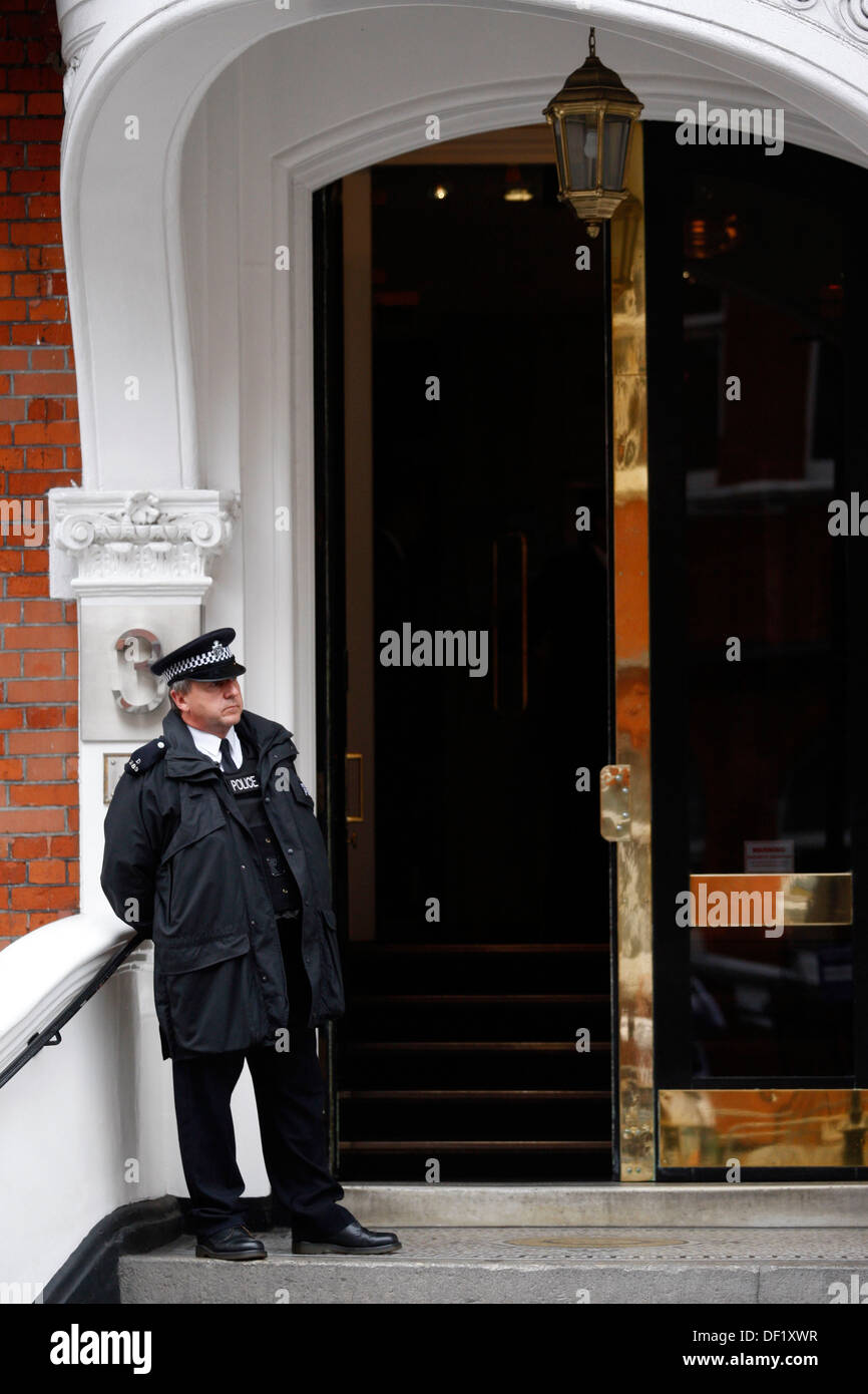 La polizia guardia al di fuori dell'Ambasciata ecuadoriana dove Wikileaks fondatore Julian Assange ha chiesto asilo politico a Londra, Foto Stock