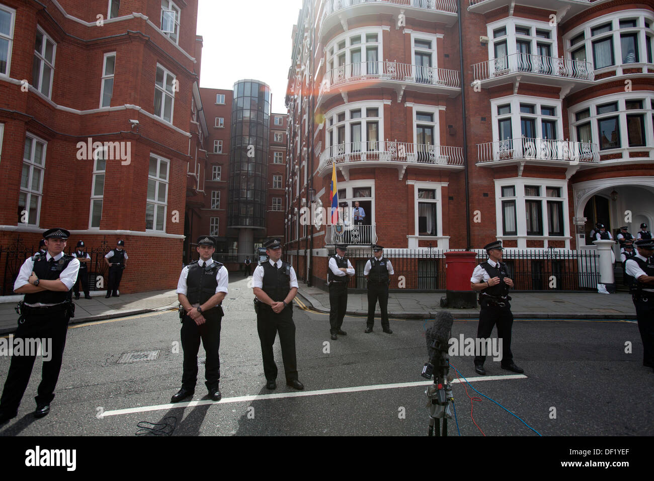 Julian Assange affronta i media e i sostenitori mentre poliziotti britannici stand al di fuori dell'Ambasciata ecuadoriana a Londra, Britai Foto Stock