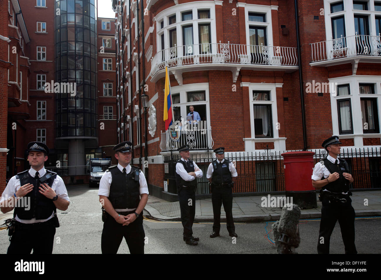 Julian Assange affronta i media e i sostenitori mentre poliziotti britannici stand al di fuori dell'Ambasciata ecuadoriana a Londra, Britai Foto Stock