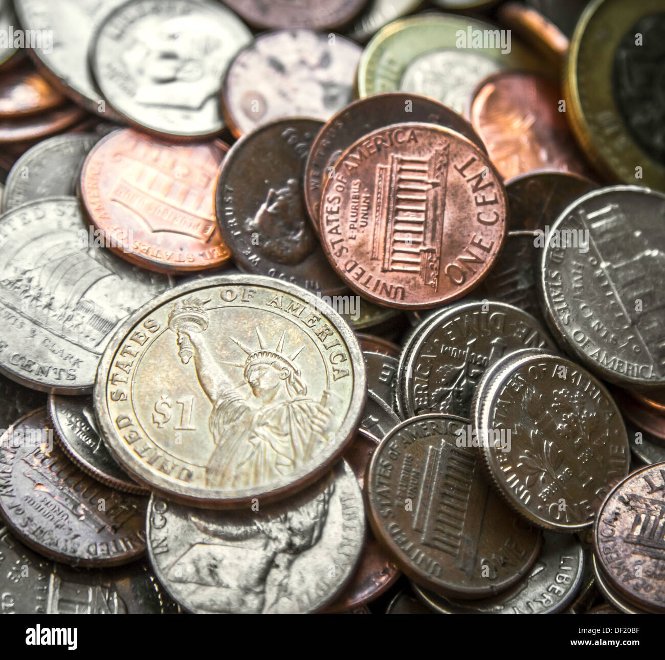 Close up su una pila di monete americano US soldi con il fuoco principale su un Dollaro moneta Foto Stock