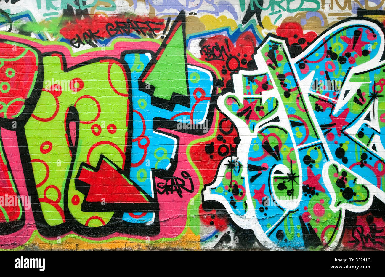 Coloratissimo graffito urban sulla parete della città, Norfolk, Inghilterra Foto Stock