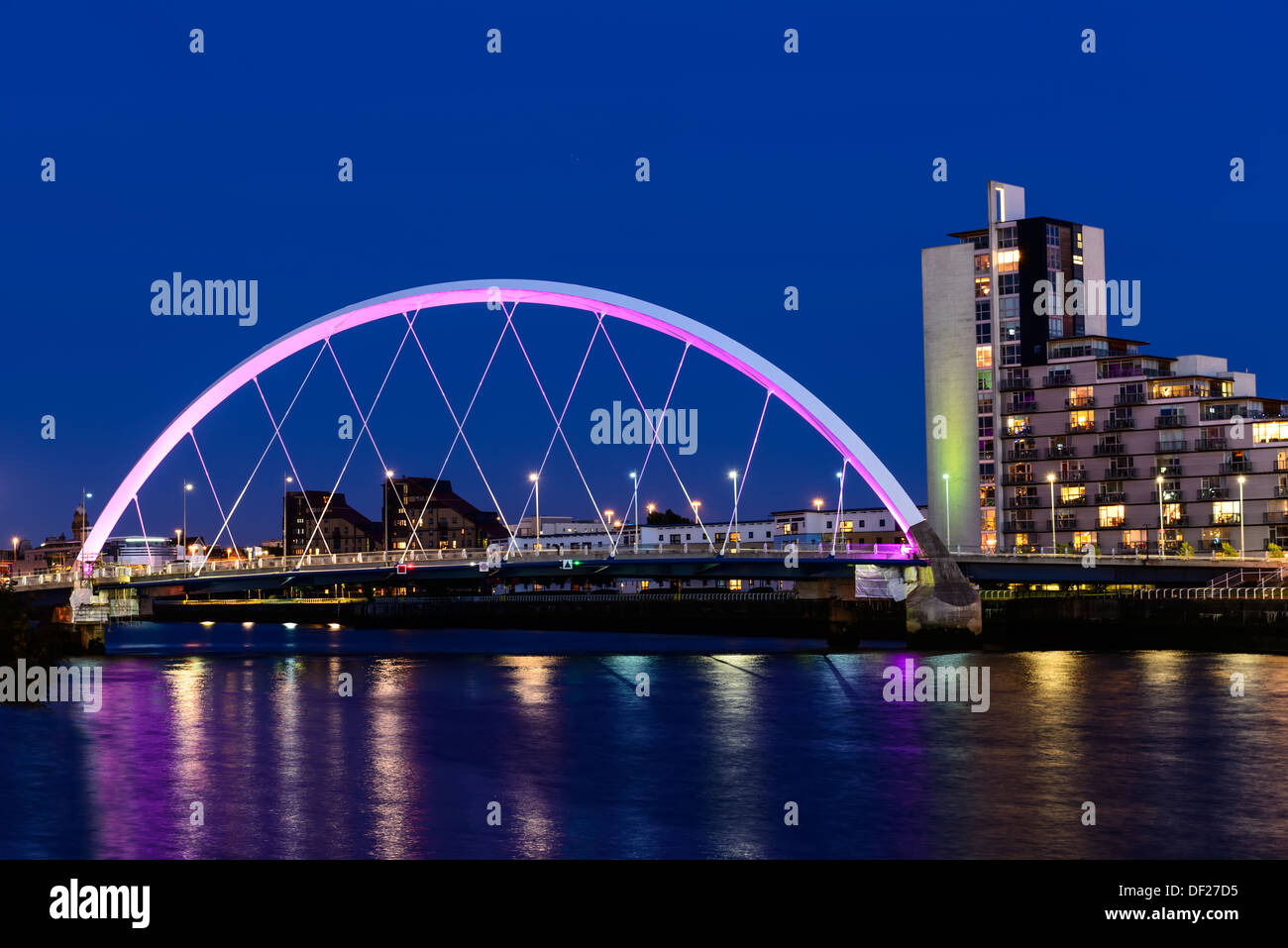 Il Clyde Arc che attraversano il fiume Clyde al crepuscolo, Glasgow, Scotland, Regno Unito Foto Stock