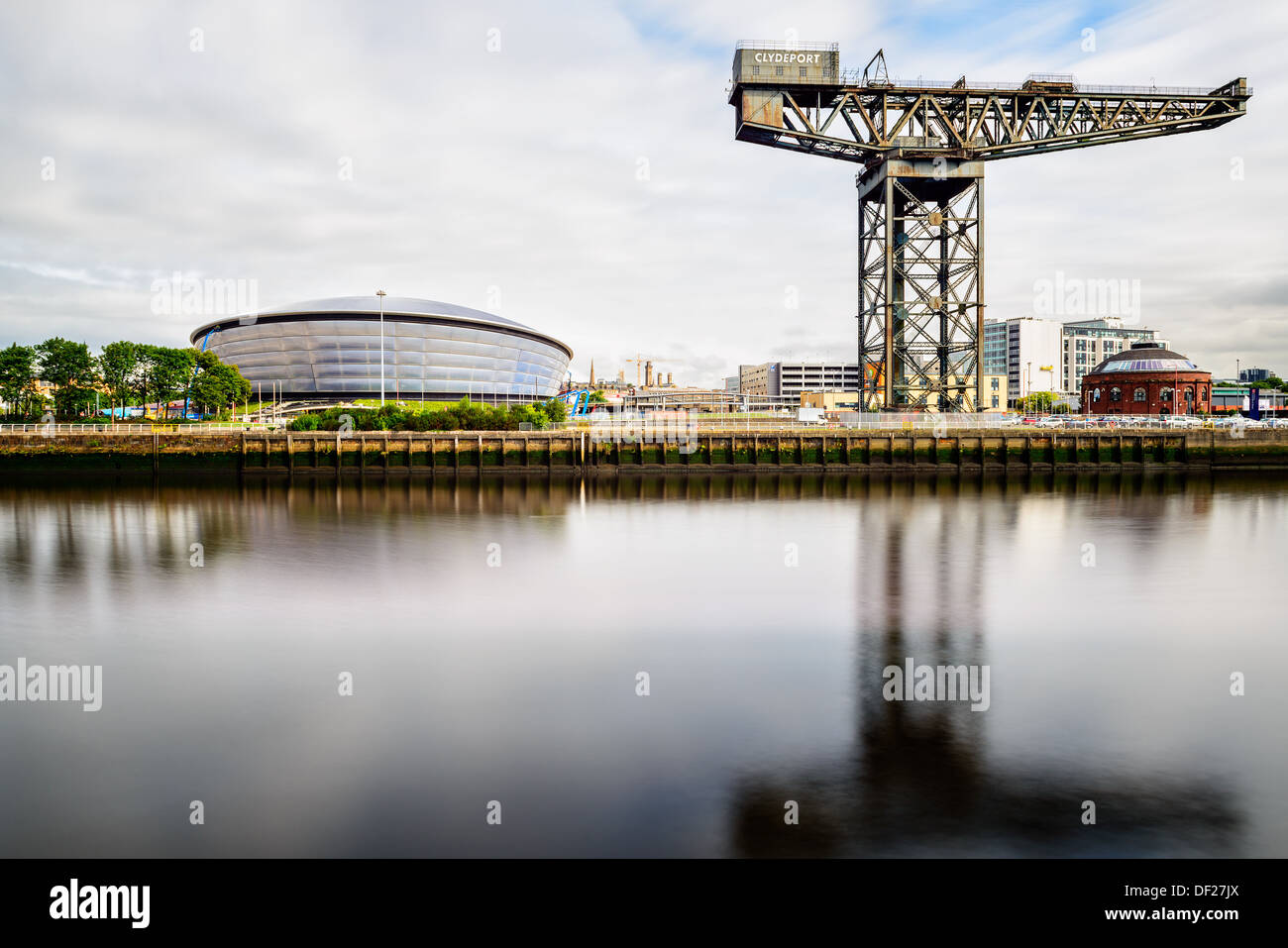 Glasgow, Scozia, Agosto 28th, 2013: il concerto di Idro Center e il Finnieston gru al fiume Clyde Foto Stock