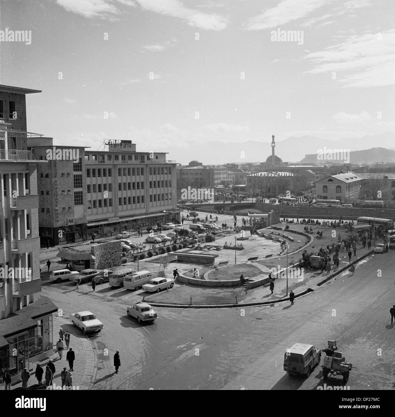 Foto storica degli anni '50 di J Allan Cash, di Kabul, la capitale dell'Afghanistan. Questa era era un periodo relativamente pacifico per il paese, che ha visto costruire una serie di nuovi edifici moderni, gli sforzi compiuti per la modernizzazione e rendere il paese una società più aperta e prospera. Questo è giunto alla fine negli anni '70 con invasioni, colpi di stato e guerre civili. Foto Stock