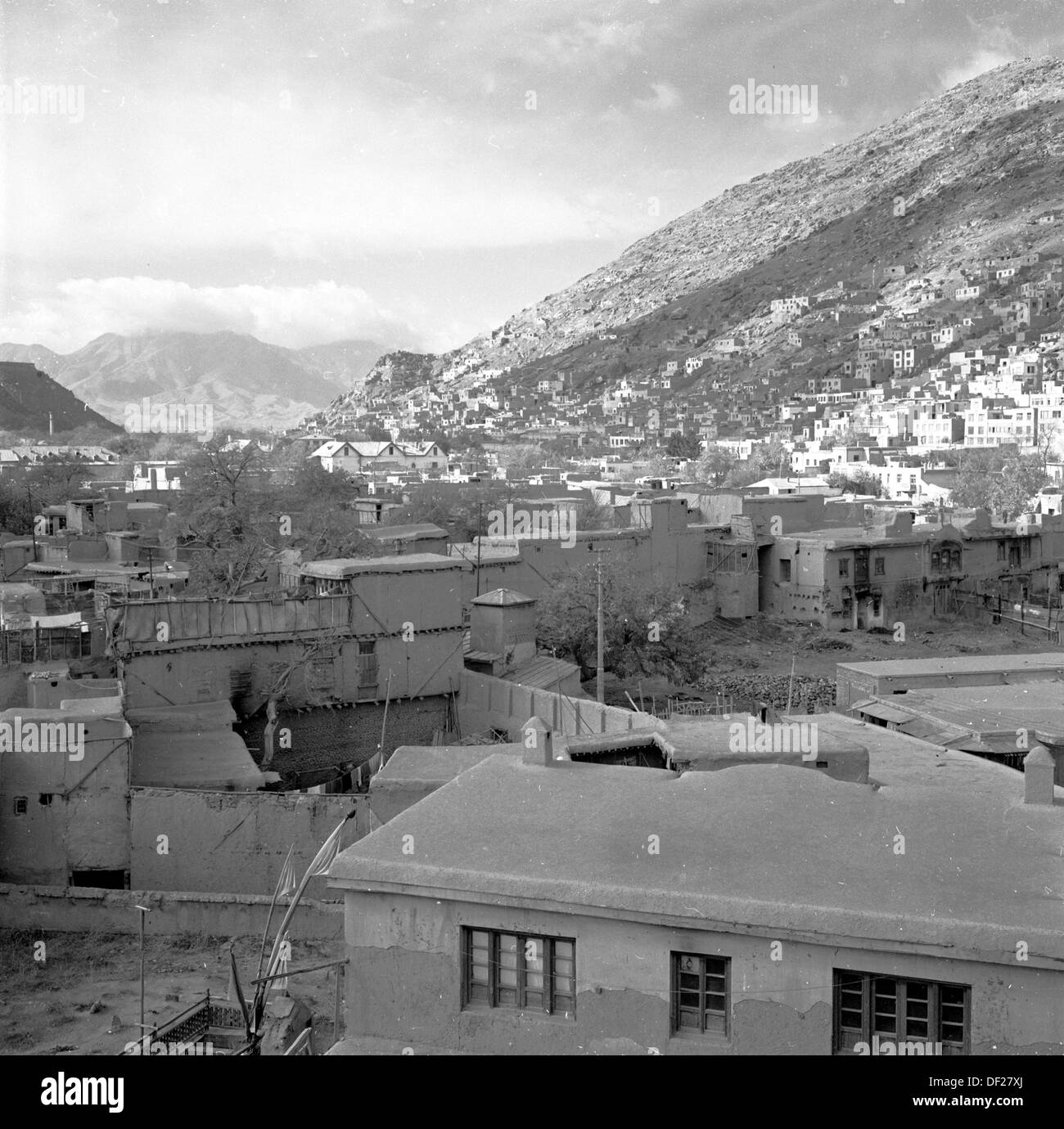 Foto storiche da anni cinquanta da J Allan contanti degli edifici e le montagne vicino la città capitale di Kabul, Afghanistan Foto Stock