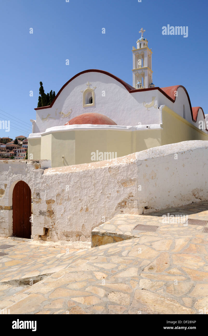 La Chiesa di Agios Nikolaos Halki Chalki che ha il più alto campanile nel Dodecanneso Grecia Foto Stock