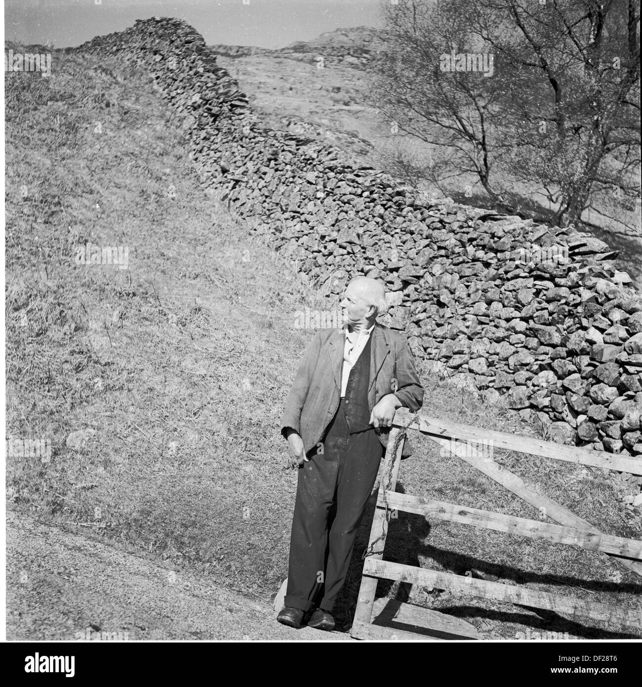 195s, viaggiando o paese l uomo dal gate. Foto Stock