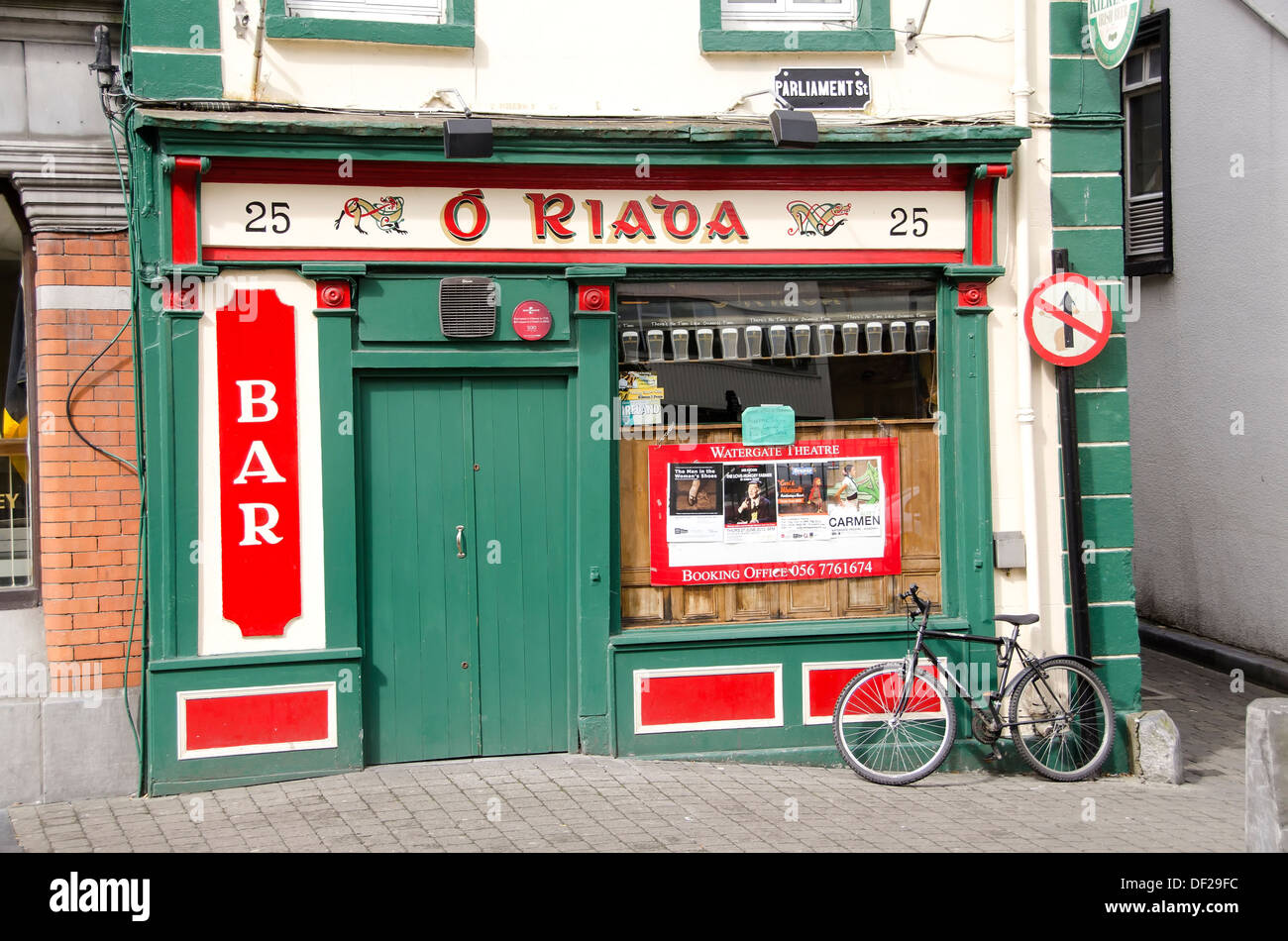 Kilkenny Irlanda colorato pub irlandese con bicicletta appoggiata contro la parete di pub Foto Stock