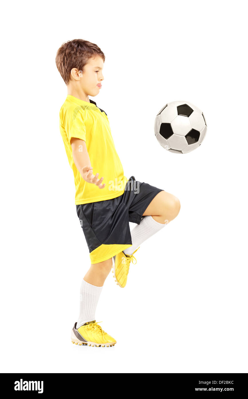 A piena lunghezza Ritratto di un bambino in sportswear sballottando con un pallone da calcio Foto Stock
