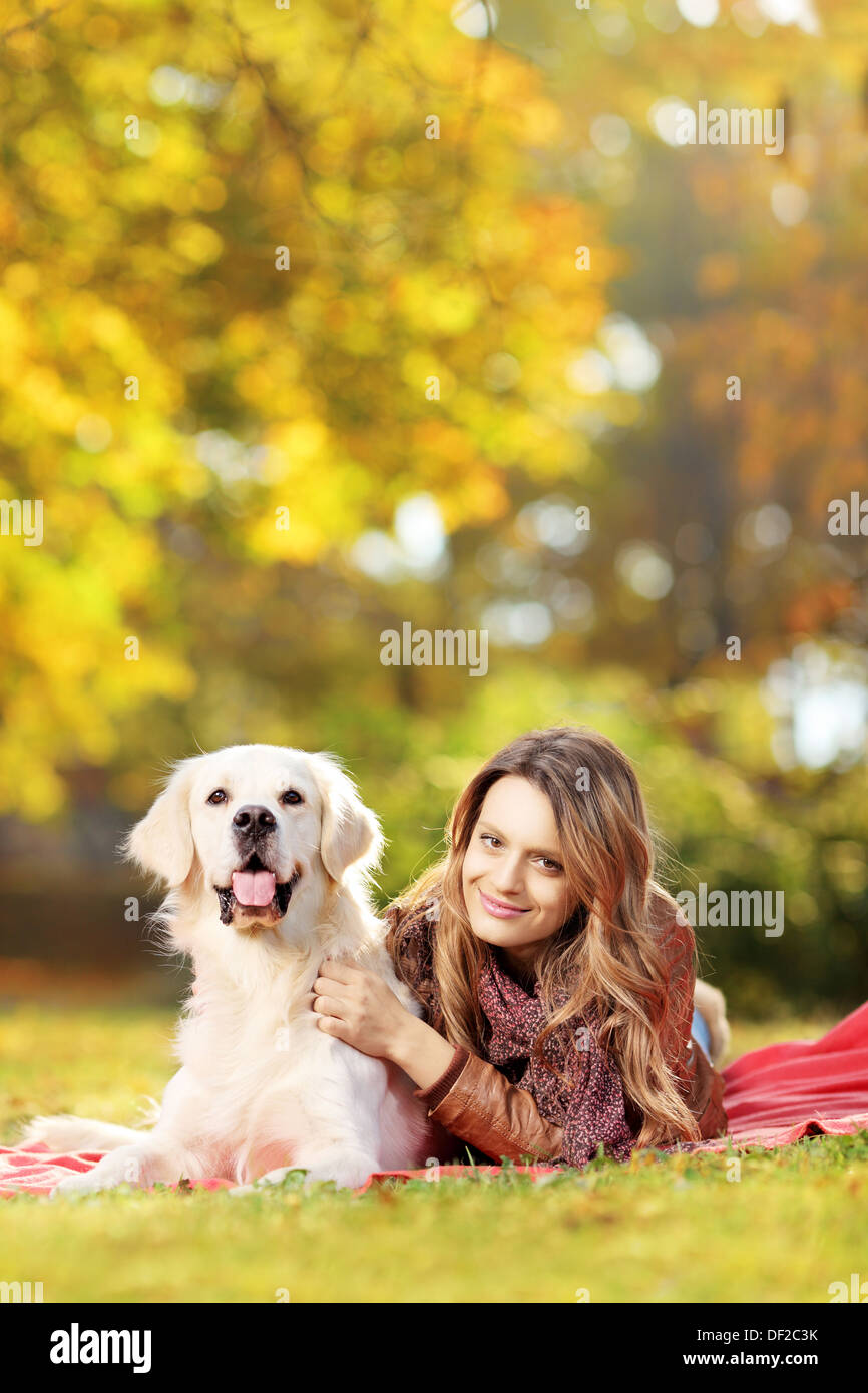 Giovani donne in un parco con il suo cane Foto Stock