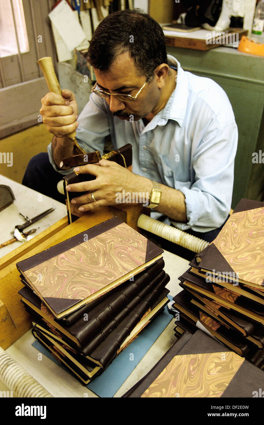 Rilegatura a libro all'IFAO (Institut Français d'Archeologie Orientale) print shop. Il Cairo. Egitto Foto Stock