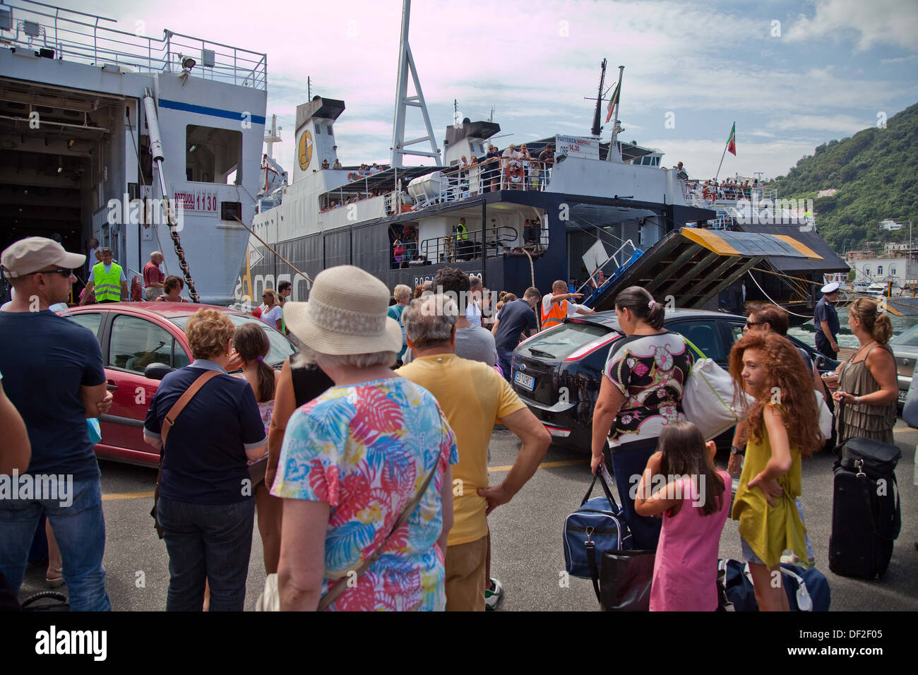 Auto,e di traghetti passeggeri,Ischia Porto Foto Stock