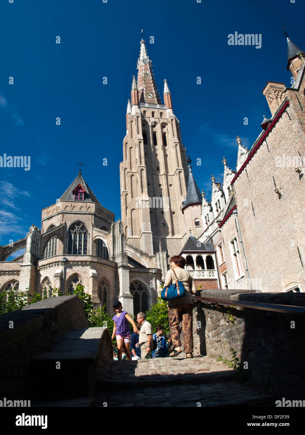 San Bonifacius bridge e la chiesa di Nostra Signora tower, Bruges Foto Stock