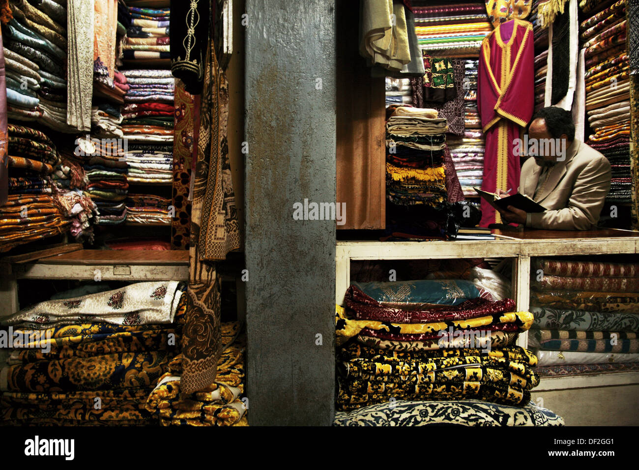 In Attarine mercato dove il prodotto finito realizzato in seta sono venduti. La Fes. Il Marocco. Foto Stock