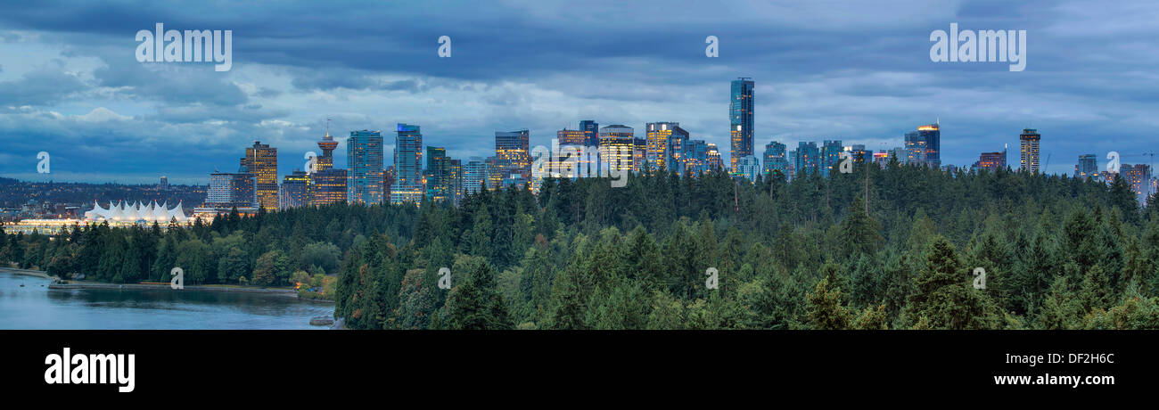 Vancouver BC Canada skyline del centro con Stanley Park a sera ora blu Panorama Foto Stock