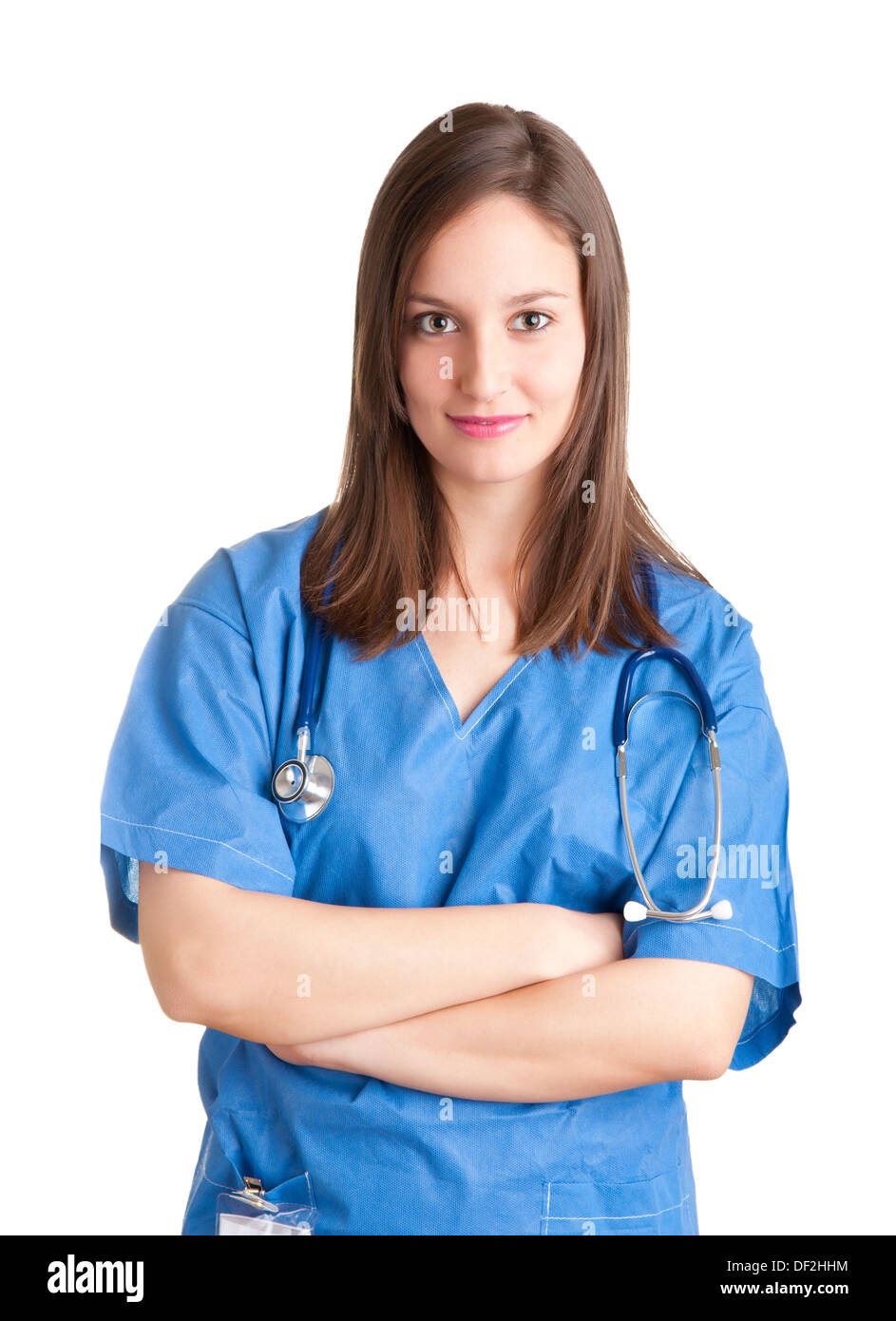 Giovani donne medico con scrubs e uno stetoscopio e con le braccia incrociate, isolato in bianco Foto Stock