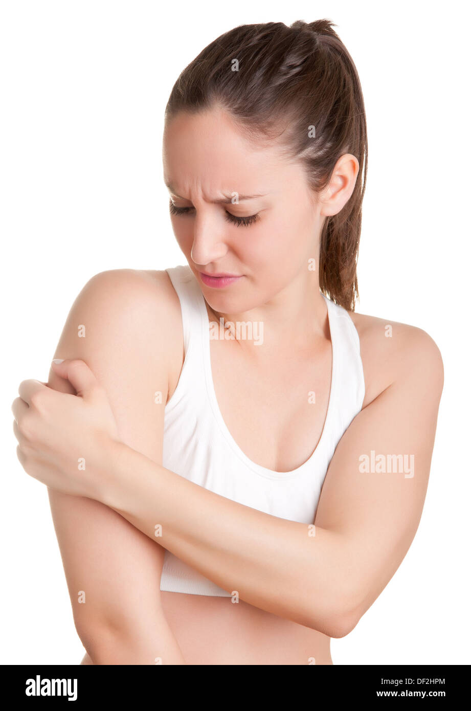 Femmina con il dolore nel suo braccio, isolato in uno sfondo bianco Foto Stock