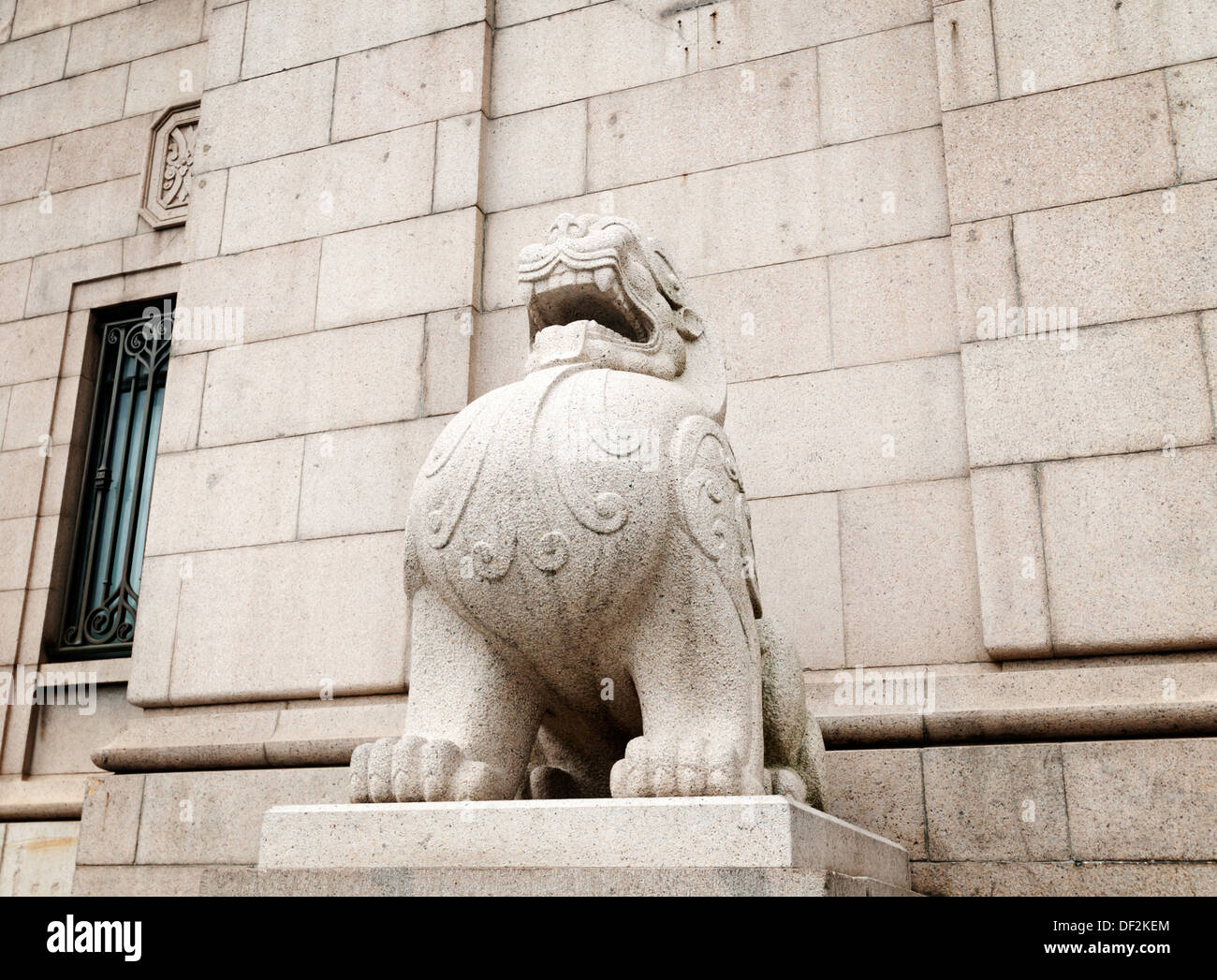 Shanghai Bund, leoni di pietra di fronte gli edifici antichi Foto Stock