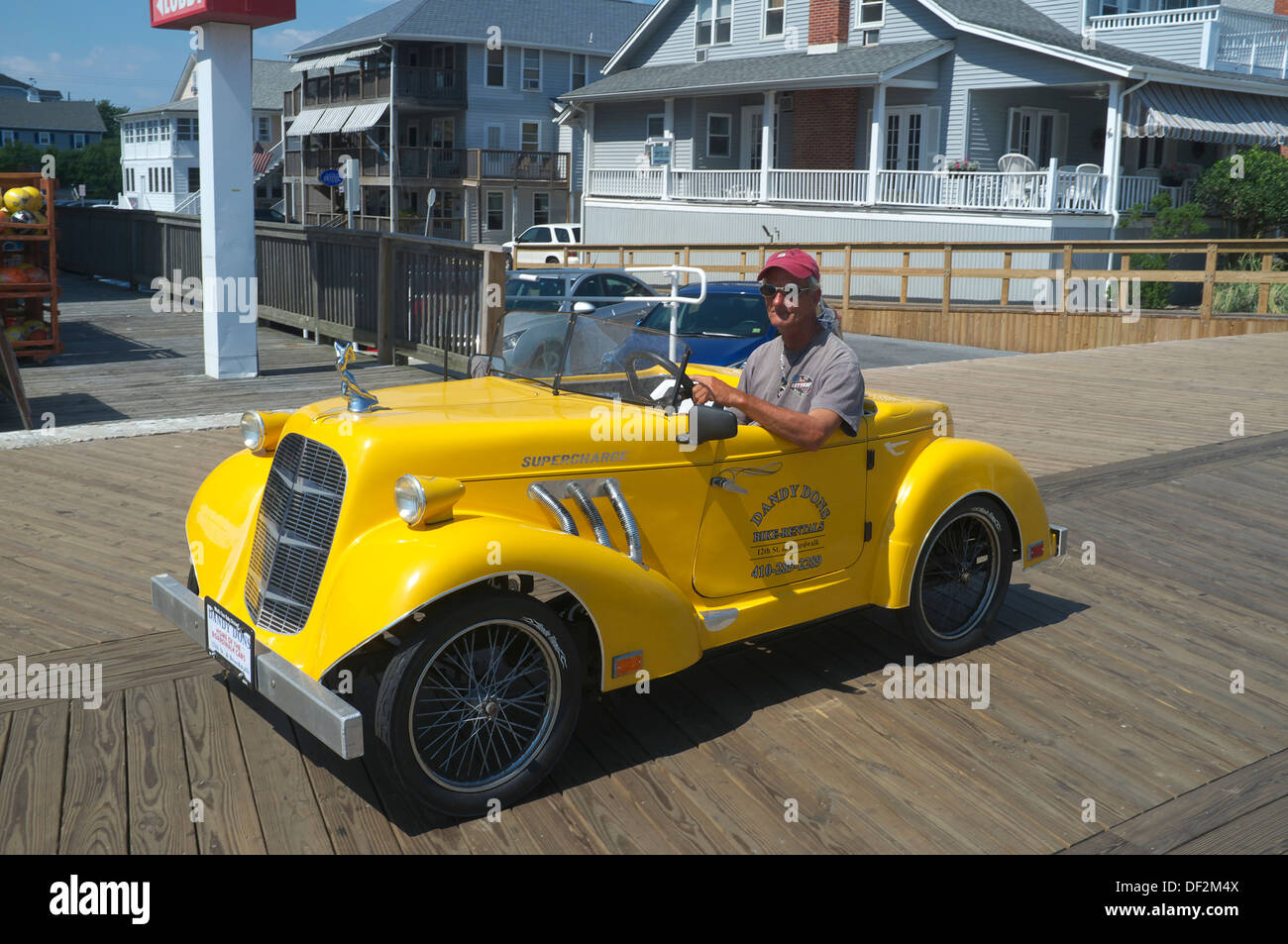 Uomo alla guida di auto del pedale sul Boardwalk in Ocean City, Maryland Foto Stock