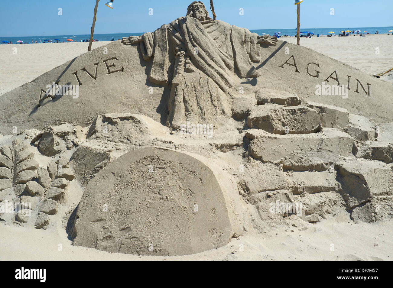Vivi ancora - la scultura di sabbia di Gesù risorgendo dai morti sulla spiaggia di Ocean City, Maryland Foto Stock